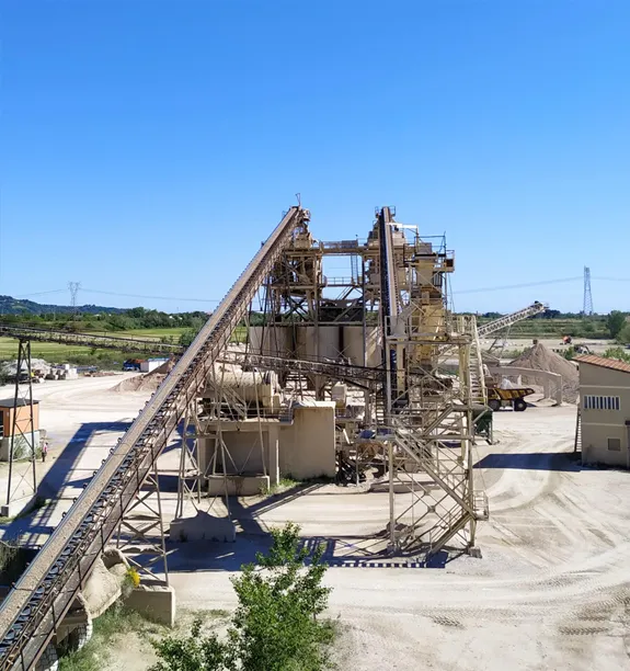 Vista dei macchinari dentro una cava