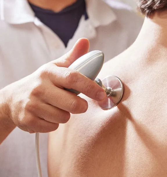 Un professionista esegue Tecar Terapia su un paziente