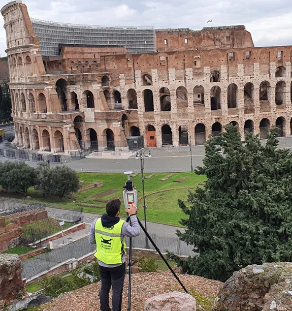 Una persona che utilizza un scanner laser per rilevare il Colosseo a Roma