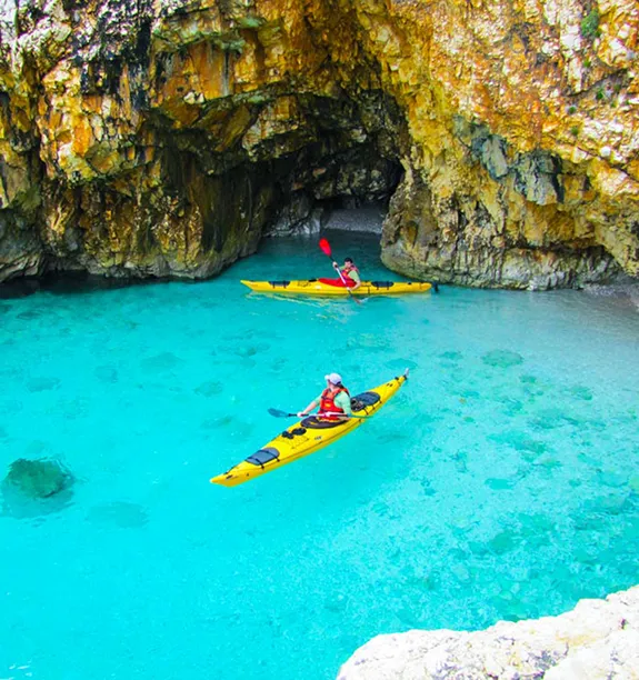Due Persone che fanno con i kayak in mare